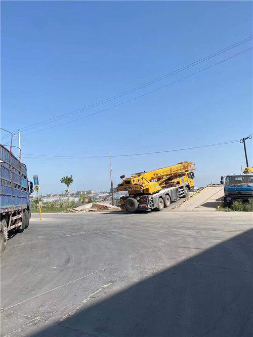 甘孜25吨吊车的租赁价格大概是多少？