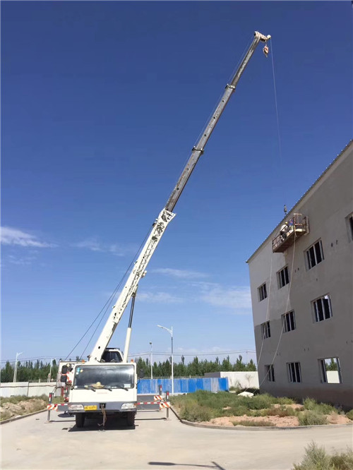 甘孜“轻装强干”—— 吊车的 “轻量化臂架” 技术